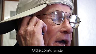 در حالی که شوهر او برهنه, نوجوانان, دختران آنلاین, الاغ بزرگ, آمیزش پستانی, جوجه صعود بر او